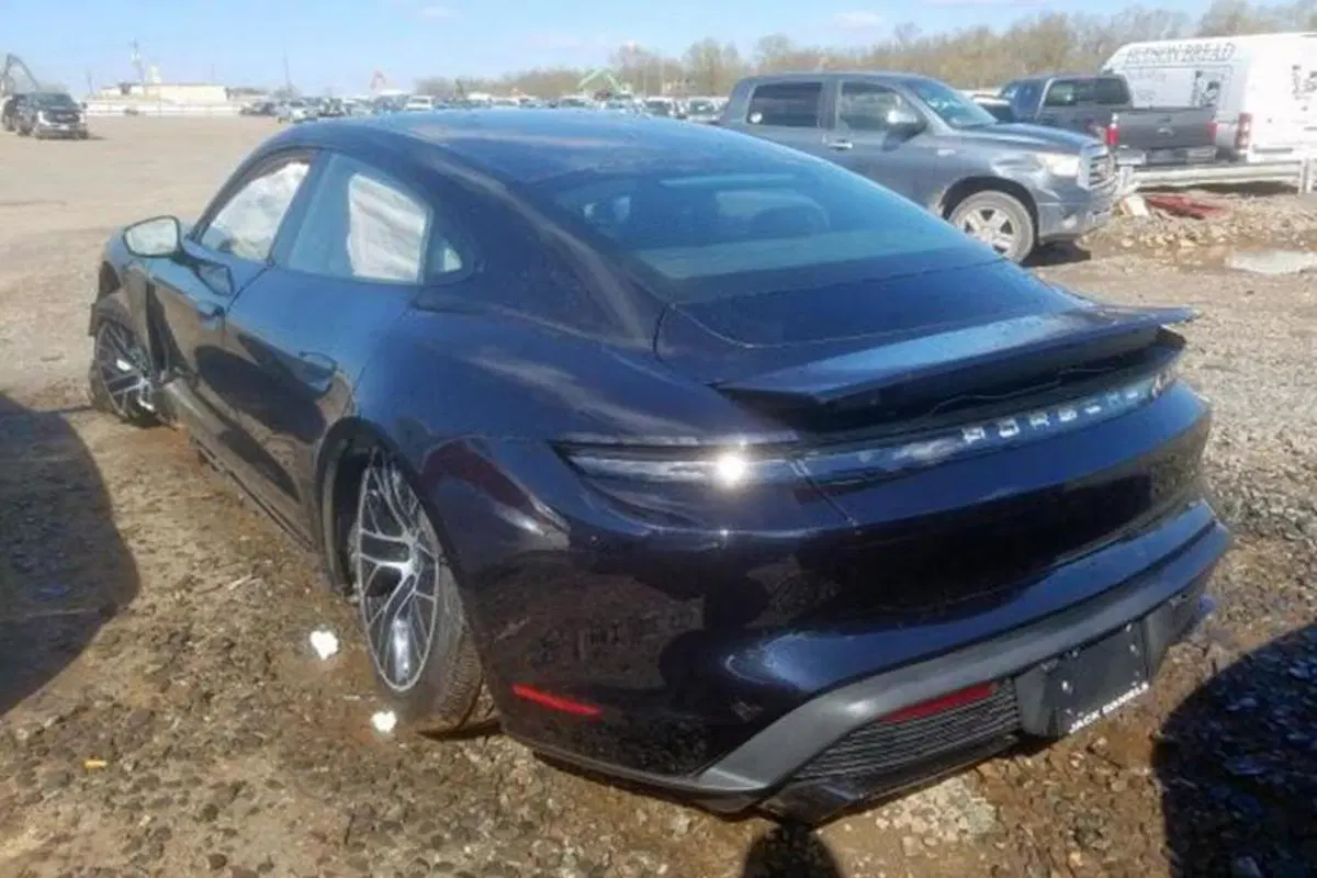 Schianta la nuova Porsche Taycan Turbo 15 miglia dopo il ritiro in concessionaria... (3)