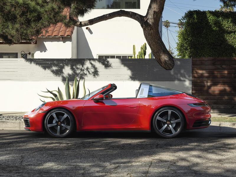 La nuova Porsche 911 Targa vista di profilo