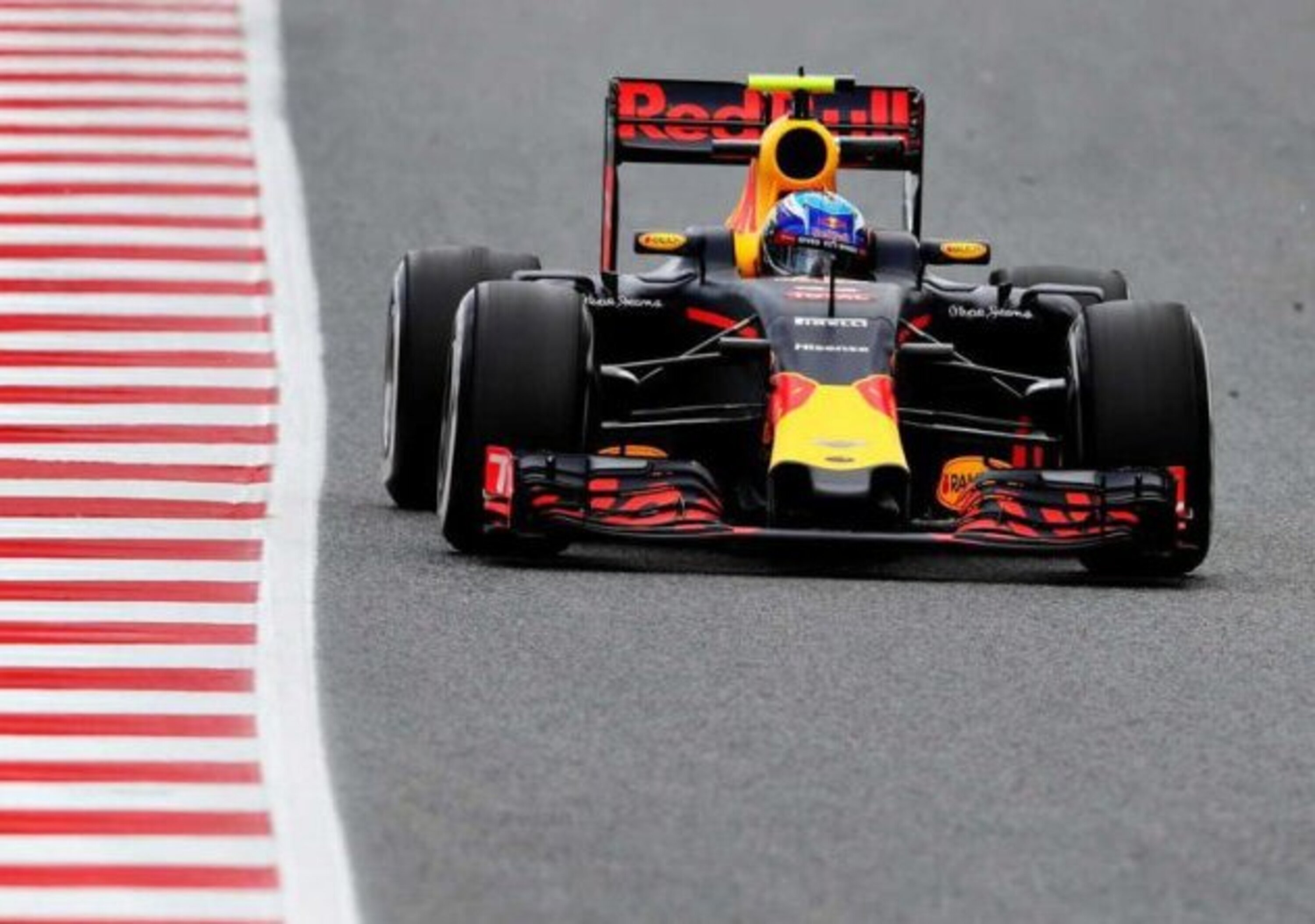 Formula 1, test Barcellona: volano Verstappen e la Red Bull