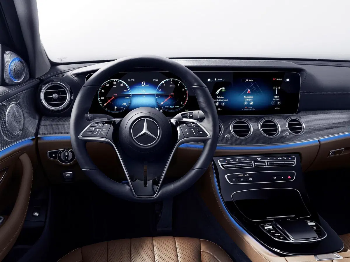 Mercedes Classe E Coupé e Cabrio 2020: uno sguardo agli interni (6)