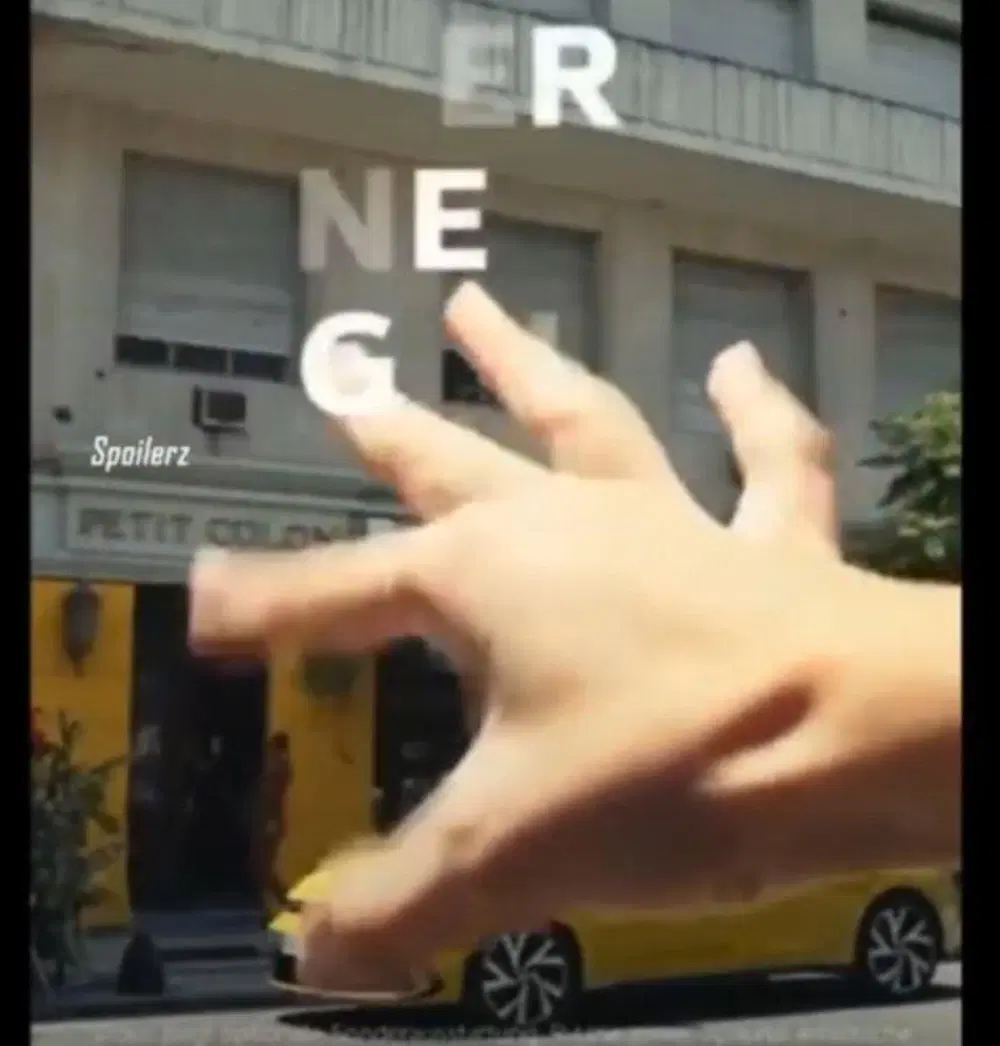 La grande mano che spinge via dalla nuova VW Golf l'uomo