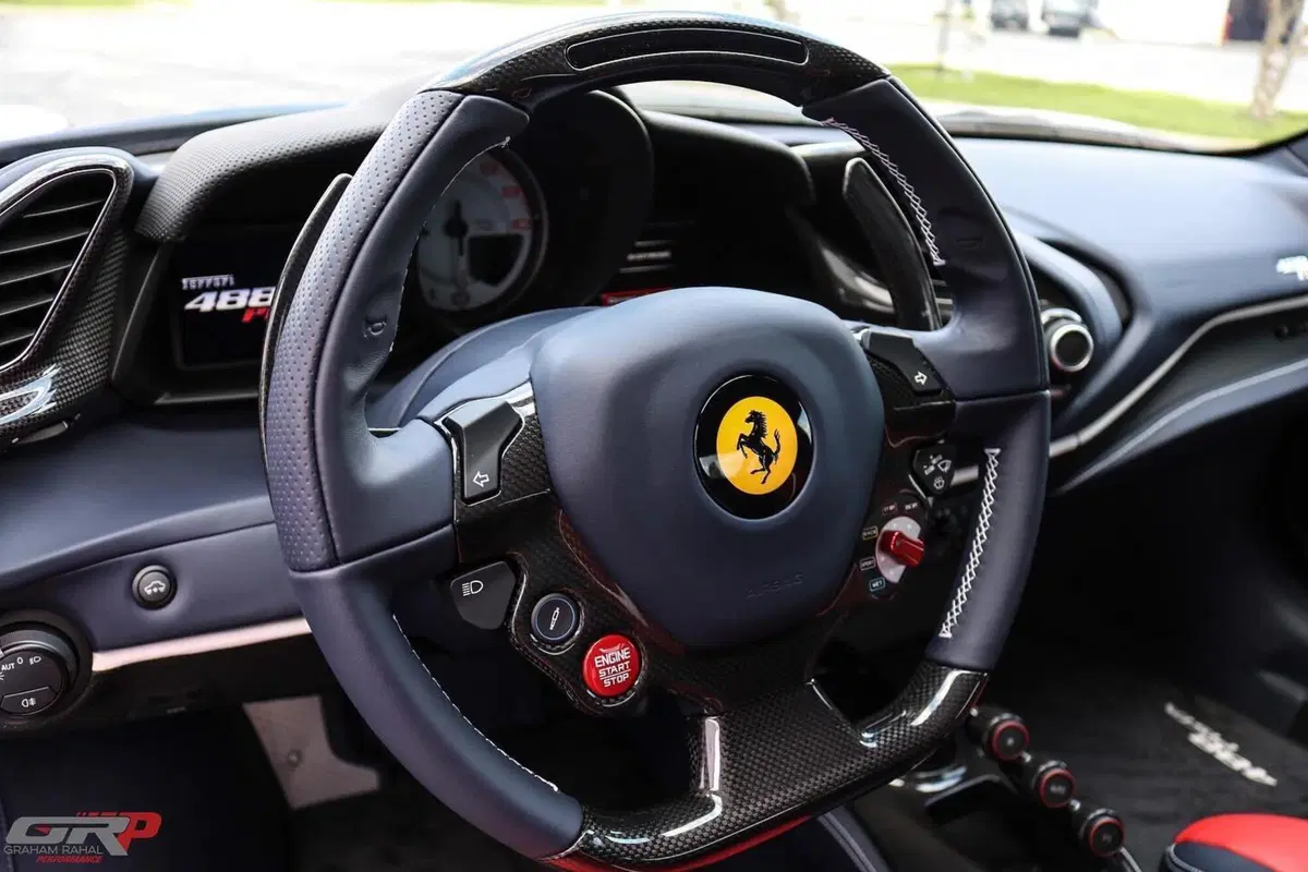 Ferrari 488 Pista, in vendita a 485.000 dollari un esemplare che strizza l'occhio agli USA (5)