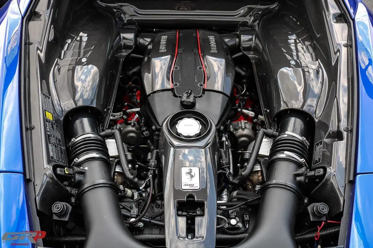 Ferrari 488 Pista, in vendita a 485.000 dollari un esemplare che strizza l'occhio agli USA (4)