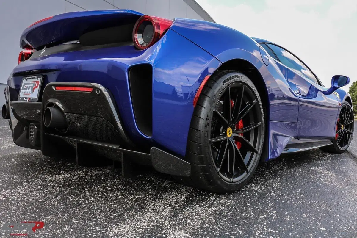 Ferrari 488 Pista, in vendita a 485.000 dollari un esemplare che strizza l'occhio agli USA (3)