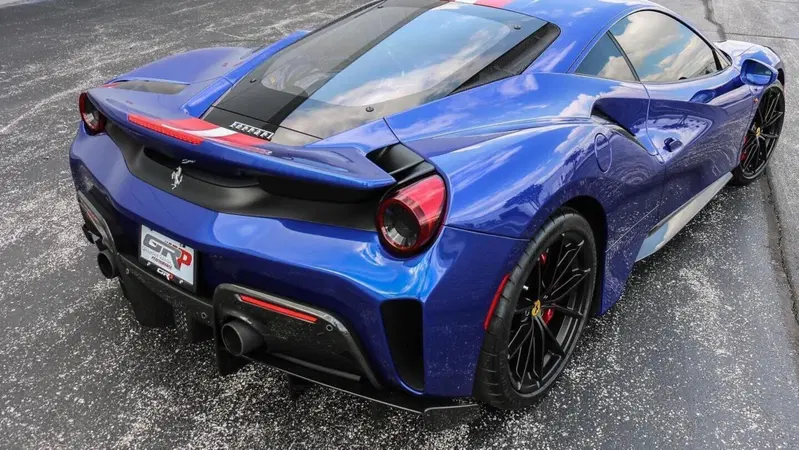 Ferrari 488 Pista, in vendita a 485.000 dollari un esemplare che strizza l'occhio agli USA