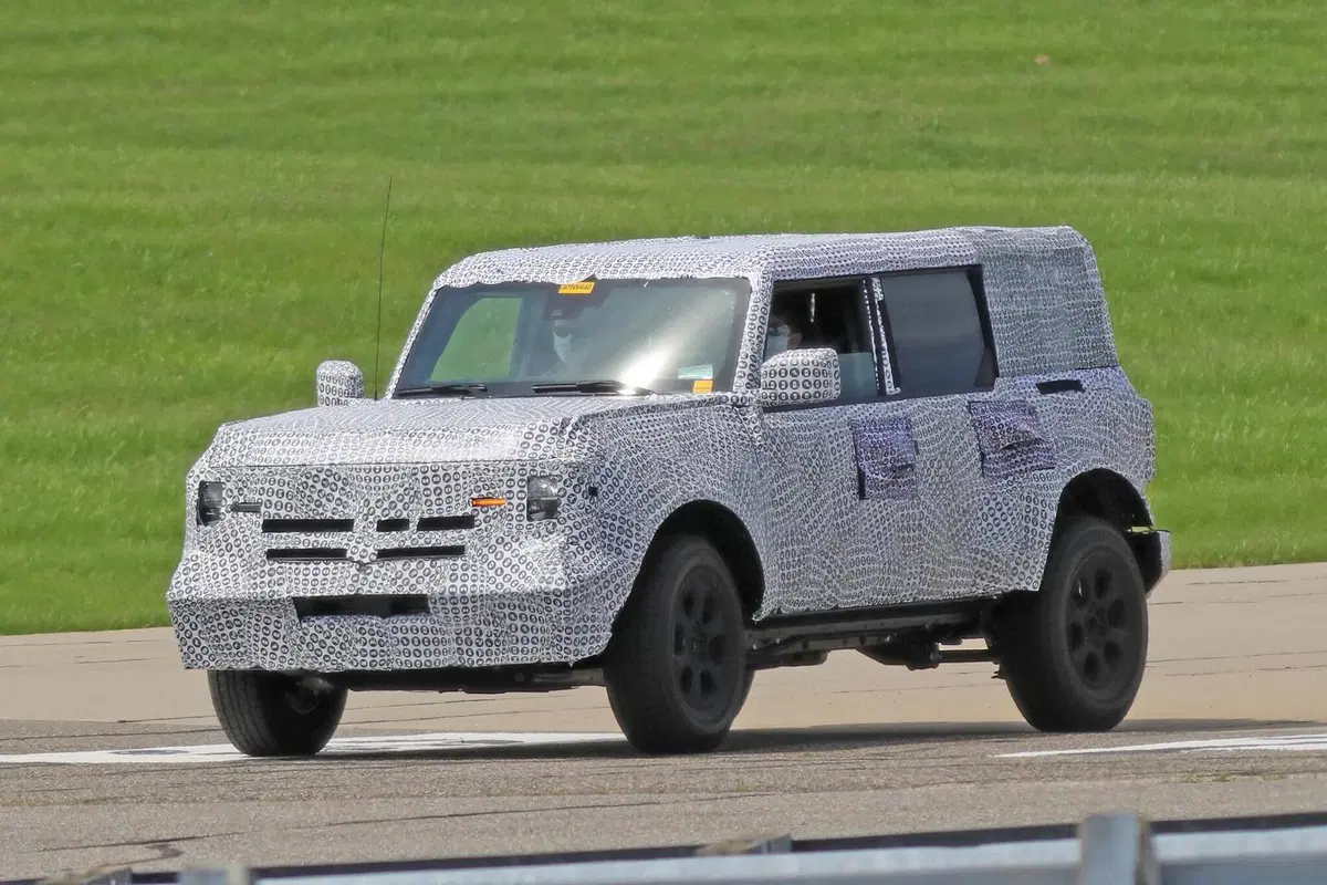 Nuovo Ford Bronco: sarà sia SUV che fuoristrada [Foto spia]