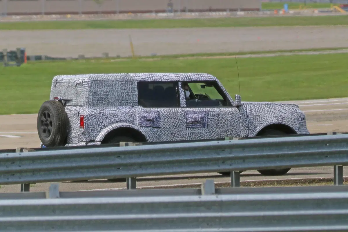 Nuovo Ford Bronco: sarà sia SUV che fuoristrada [Foto spia] (11)