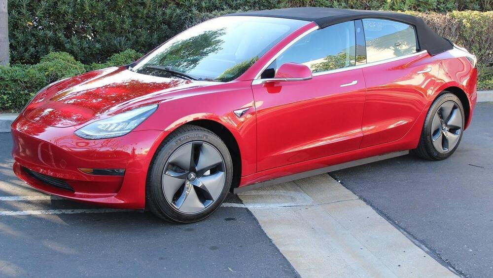 La Tesla Model 3 Cabrio con il tetto morbido rialzato