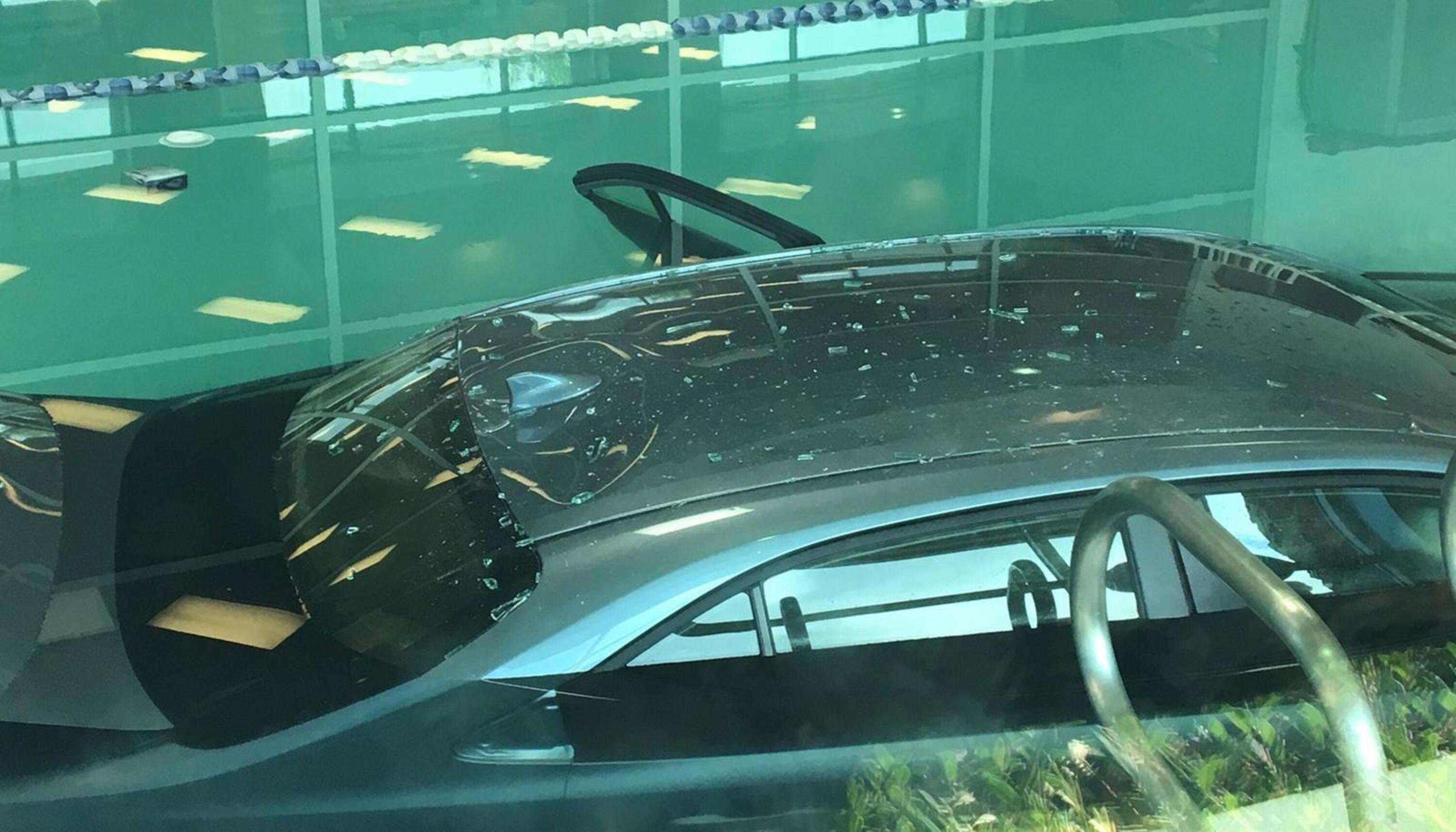 Auto sfonda vetrata della piscina e vola in acqua guidata da anziano disabile [quasi annega - video]