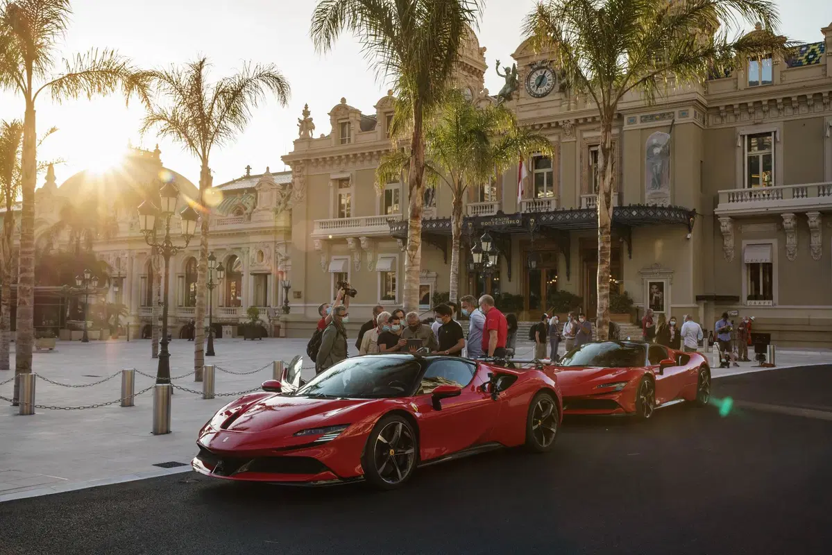 F1: Charles Leclerc, il backstage delle riprese con la Ferrari SF90 Stradale a Monaco [Video] (4)