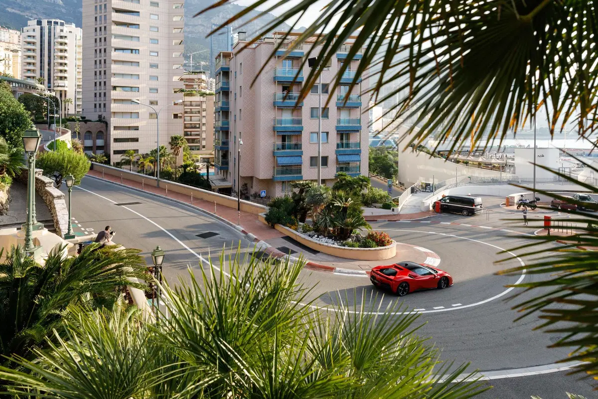 F1: Charles Leclerc, il backstage delle riprese con la Ferrari SF90 Stradale a Monaco [Video] (3)