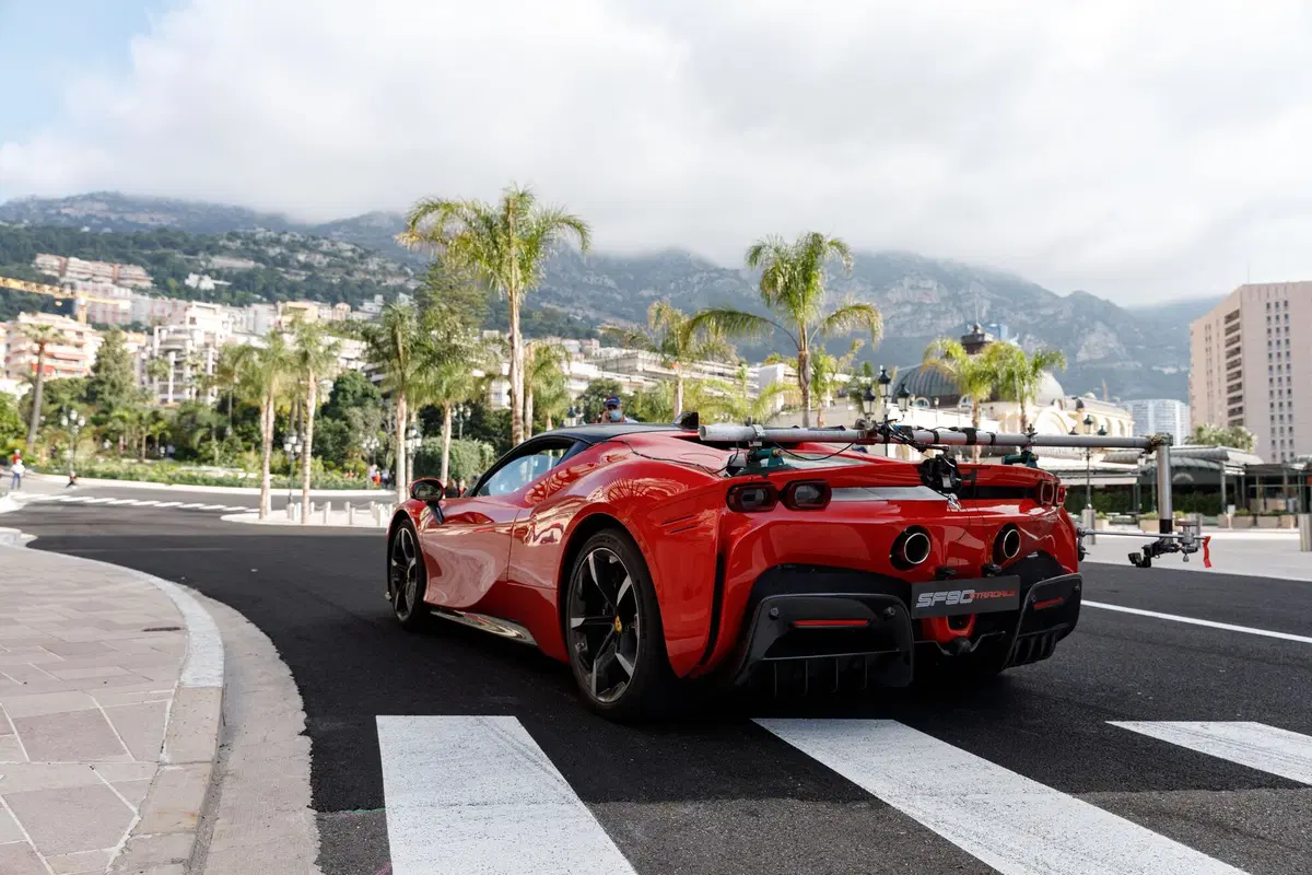 F1: Charles Leclerc, il backstage delle riprese con la Ferrari SF90 Stradale a Monaco [Video] (7)