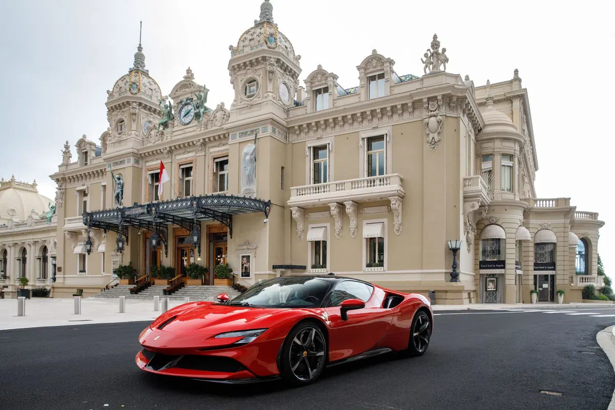 F1: Charles Leclerc, il backstage delle riprese con la Ferrari SF90 Stradale a Monaco [Video] (6)