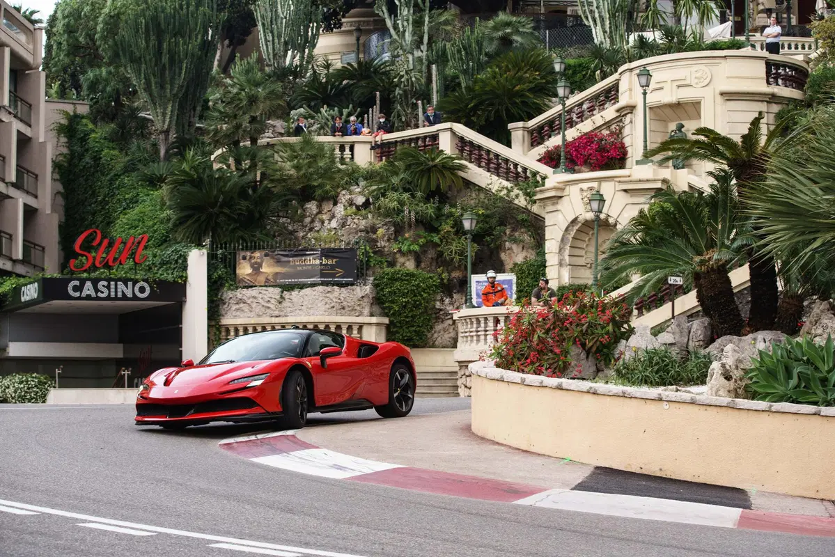 F1: Charles Leclerc, il backstage delle riprese con la Ferrari SF90 Stradale a Monaco [Video]