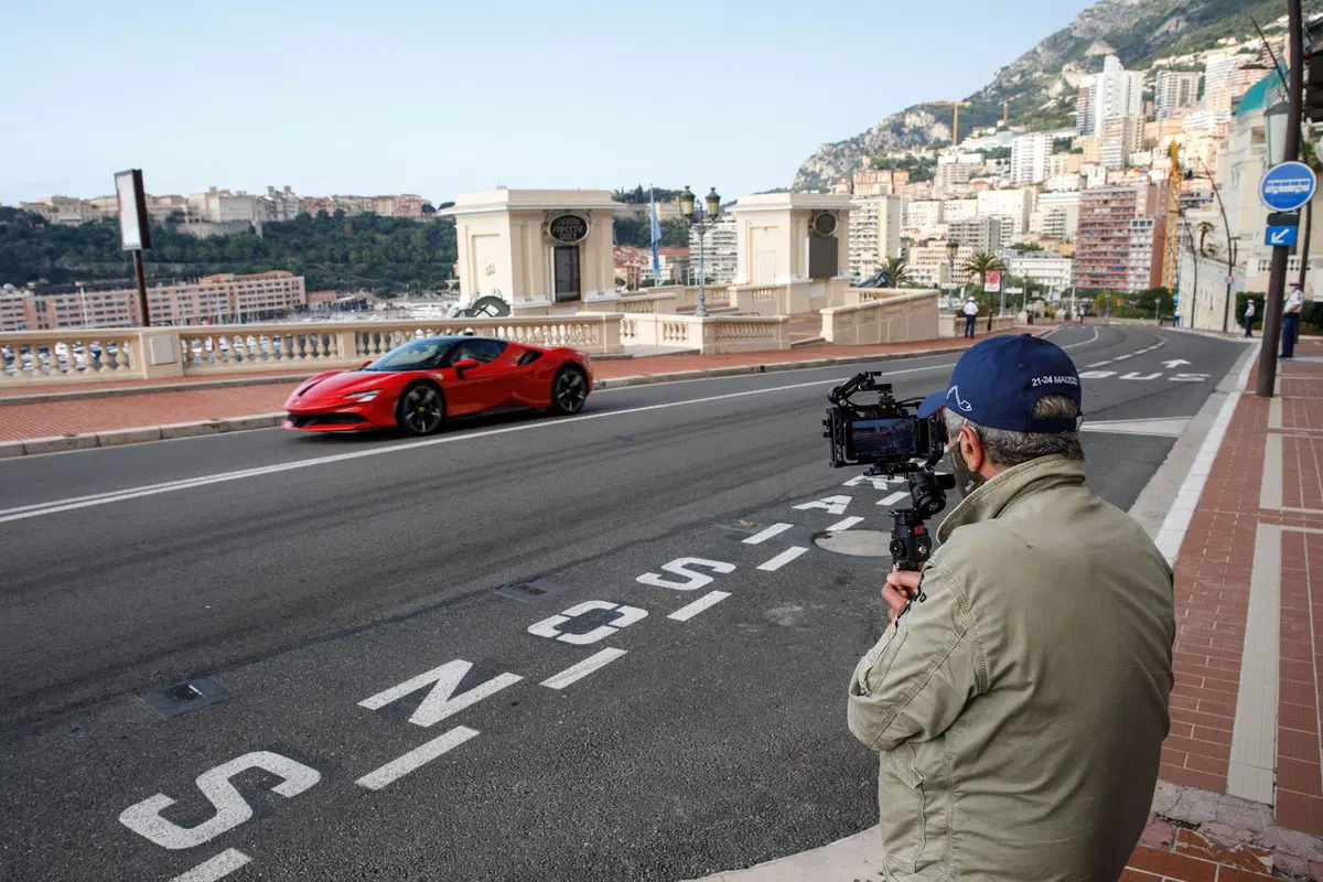 F1: Charles Leclerc, il backstage delle riprese con la Ferrari SF90 Stradale a Monaco [Video] (11)