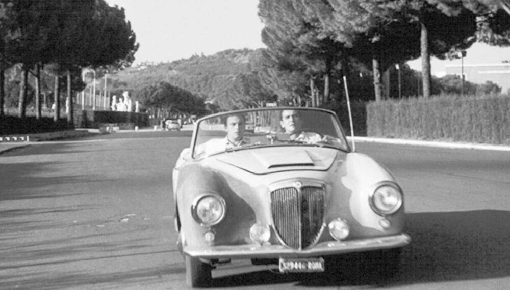 La Lancia Aurelia B24S Spider de &quot;Il Sorpasso&quot; in una scena del capolavoro di Dino Risi