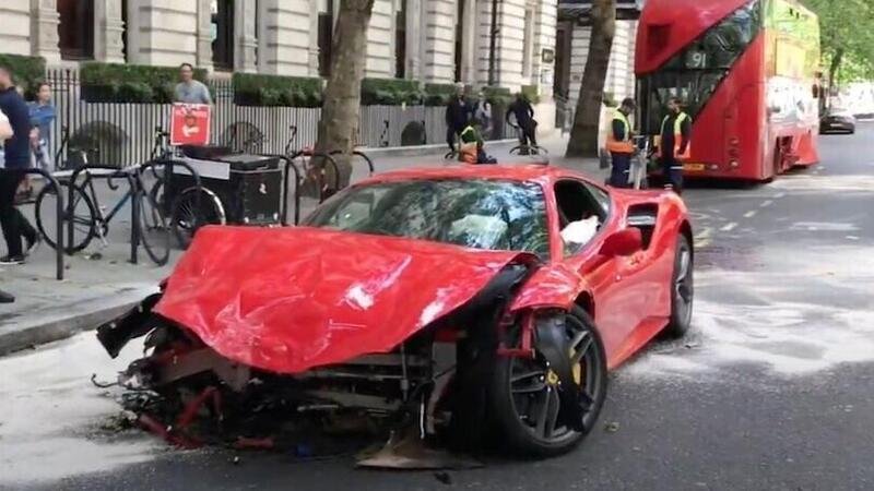 Ferrari 488 GTB distrutta nello scontro con autobus a Londra [VIDEO]