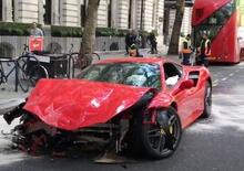 Ferrari 488 GTB distrutta nello scontro con autobus a Londra [VIDEO]