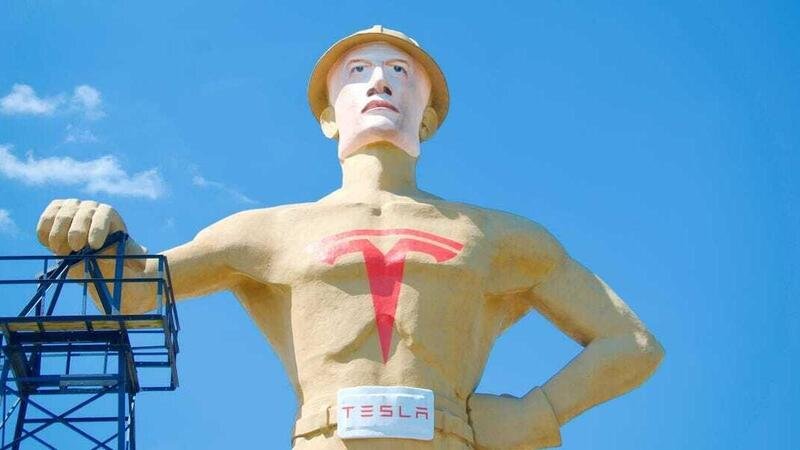 Tulsa corteggia Tesla con una statua dedicata ad Elon Musk