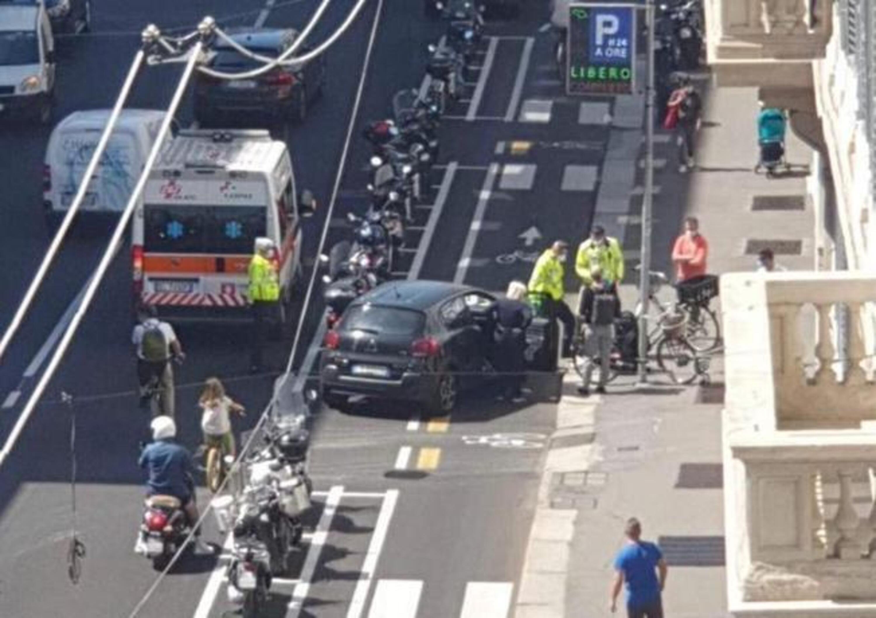 Ciclabile in Corso Venezia a Milano: ecco il primo incidente auto vs ciclista