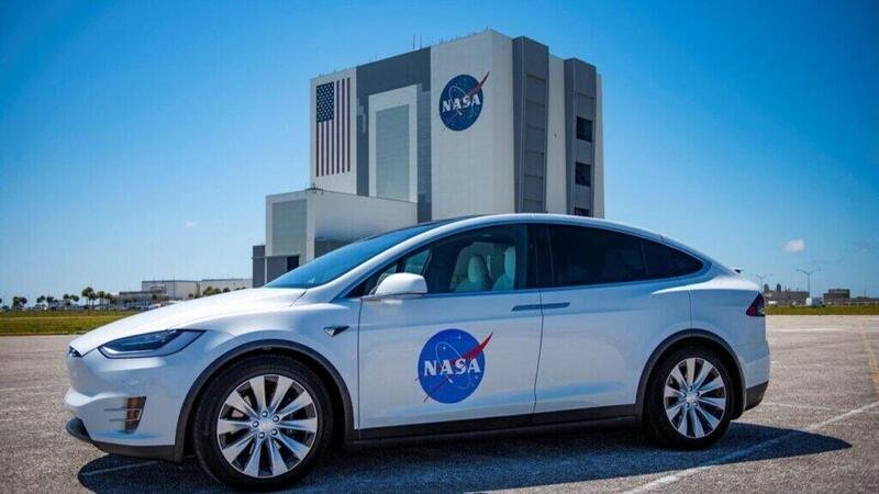 Una Tesla Model X per gli astronauti della prima missione privata della Nasa 