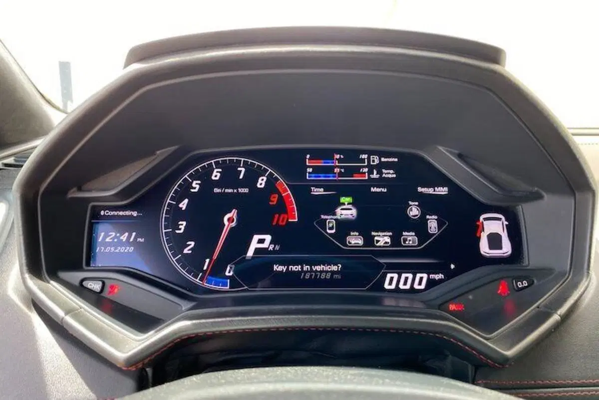 In vendita: Lamborghini Huracan con 300.000KM e 2000 guidatori alle spalle (2)