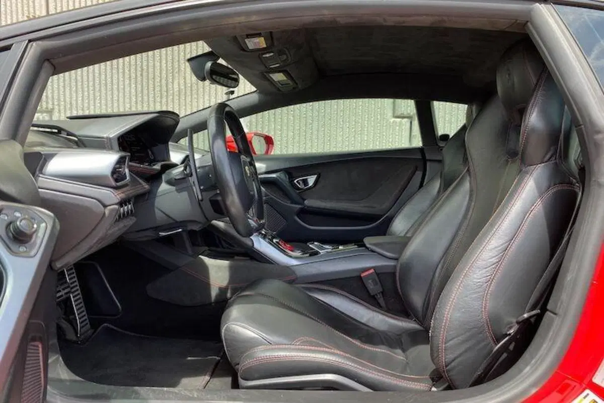 In vendita: Lamborghini Huracan con 300.000KM e 2000 guidatori alle spalle (4)