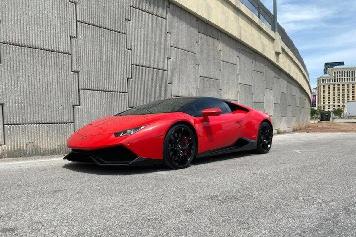 In vendita: Lamborghini Huracan con 300.000KM e 2000 guidatori alle spalle (5)