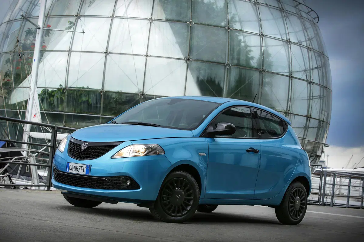 Lancia Ypsilon Hybrid | Il sistema a 12 volt promette risparmio... (11)