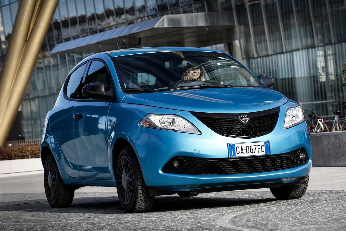 Lancia Ypsilon Hybrid | Il sistema a 12 volt promette risparmio... (12)
