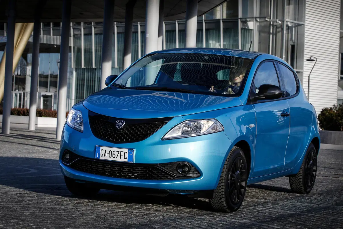 Lancia Ypsilon Hybrid | Il sistema a 12 volt promette risparmio... (15)