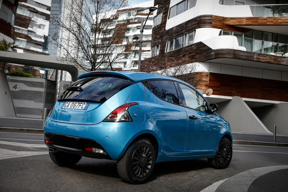 Lancia Ypsilon Hybrid | Il sistema a 12 volt promette risparmio... (17)