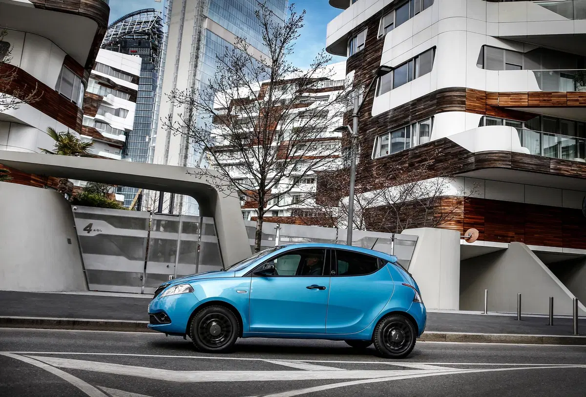 Lancia Ypsilon Hybrid | Il sistema a 12 volt promette risparmio... (19)