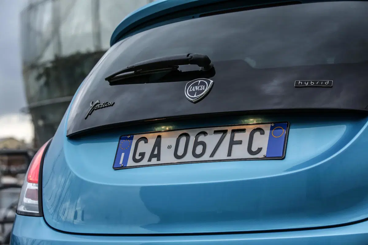 Lancia Ypsilon Hybrid | Il sistema a 12 volt promette risparmio... (24)
