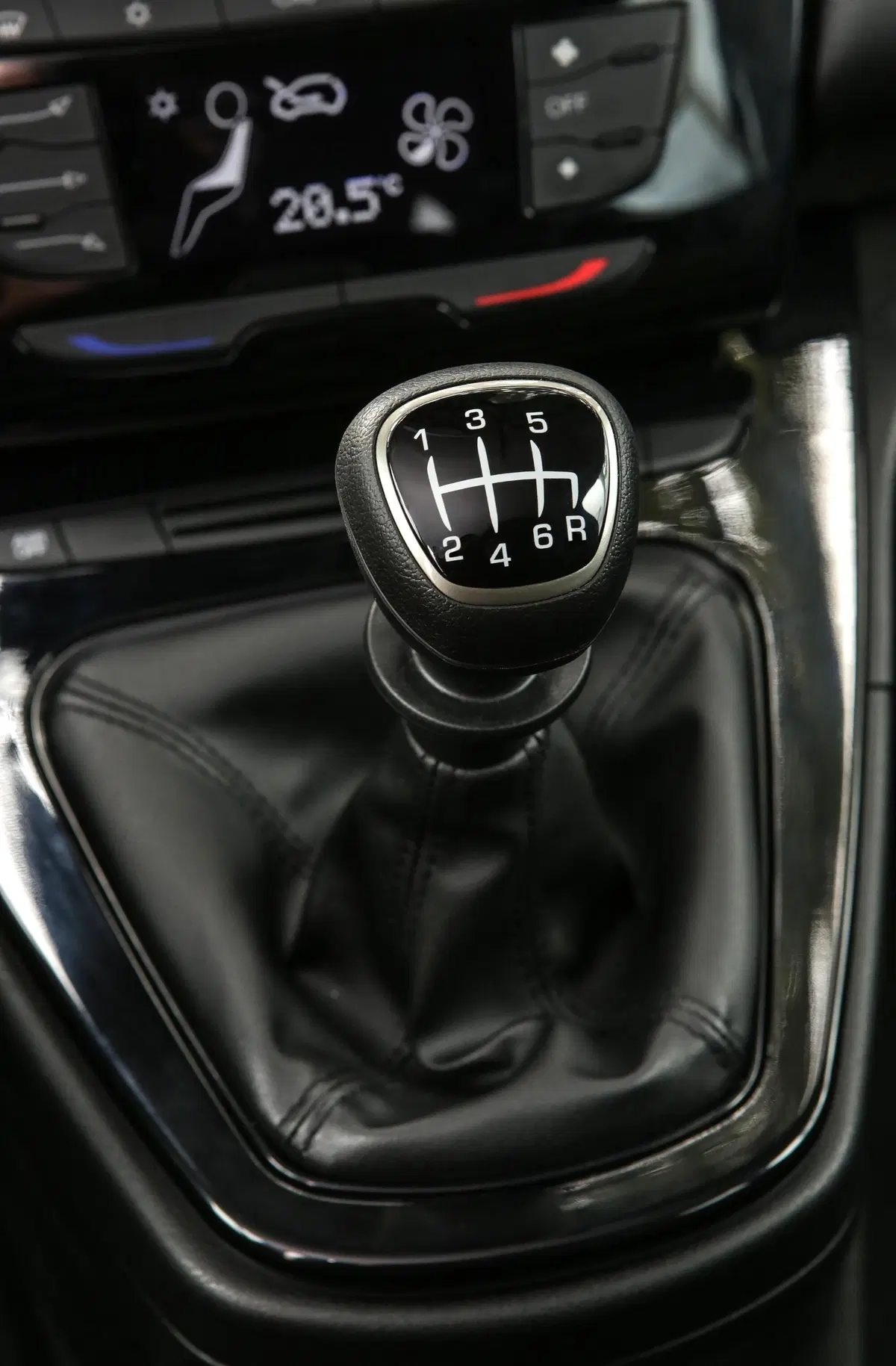 Lancia Ypsilon Hybrid | Il sistema a 12 volt promette risparmio... (25)