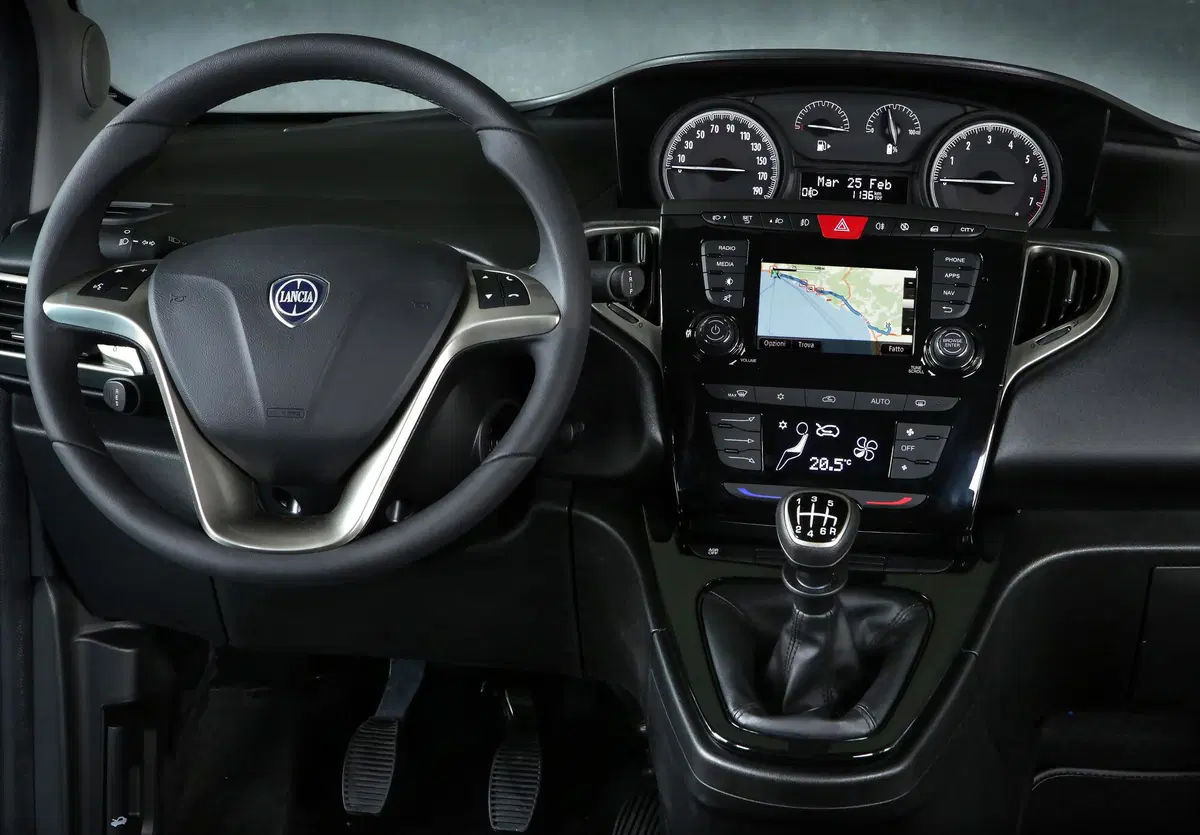 Lancia Ypsilon Hybrid | Il sistema a 12 volt promette risparmio... (26)