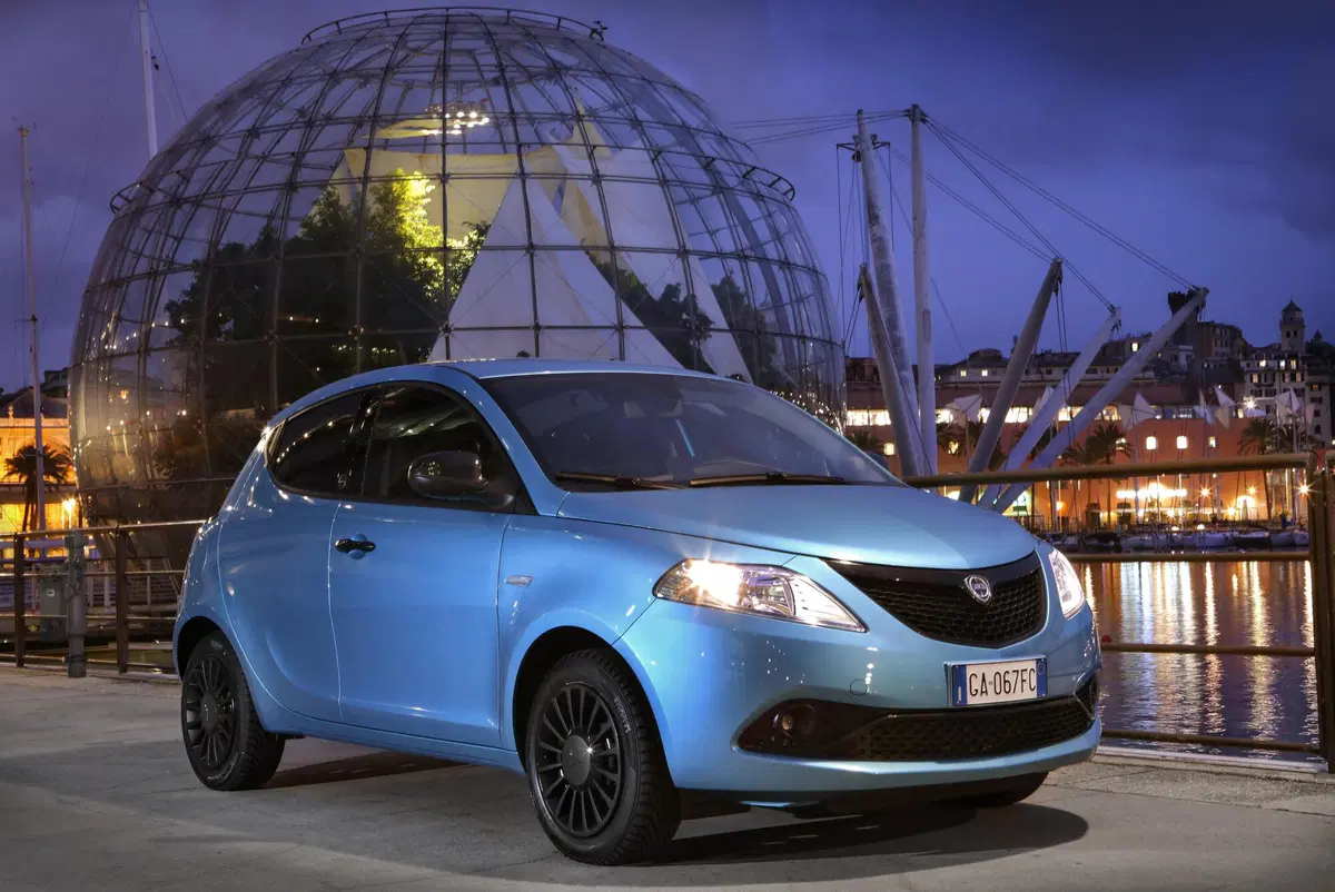 Lancia Ypsilon Hybrid | Il sistema a 12 volt promette risparmio... (29)
