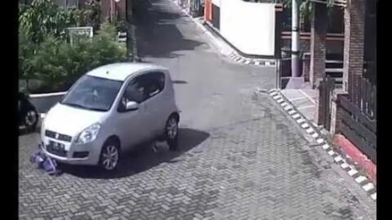 Bambina in bici investita dall'auto: quel che si vede &egrave; incredibile!