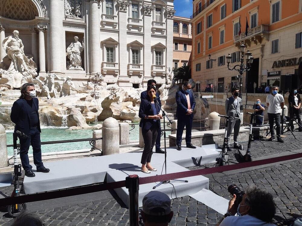 Virginia Raggi, sindaco di Roma, durante la presentazione del servizio di sharing con monopattini elettrici a Fontana di Trevi