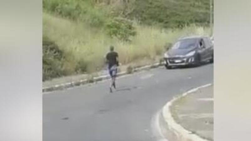 Roma, Pericolo in strada: uomo prende a sassate le auto che passano [video]