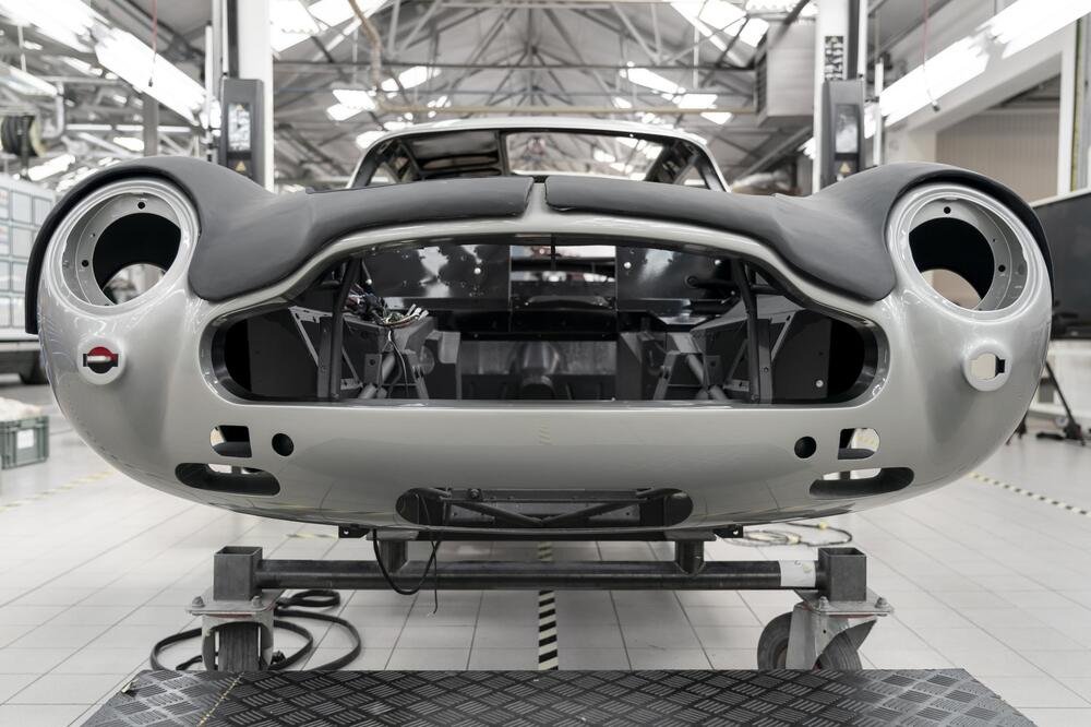 La Aston Martin DB5 Goldfinger Continuation in fase di costruzione