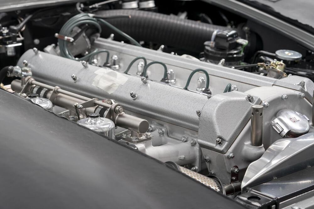 Il motore 6 cilindri 4.0 da 290 CV della Aston Martin DB5