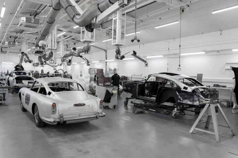 La linea di assemblaggio della Aston Martin DB5 Goldfinger Continuation
