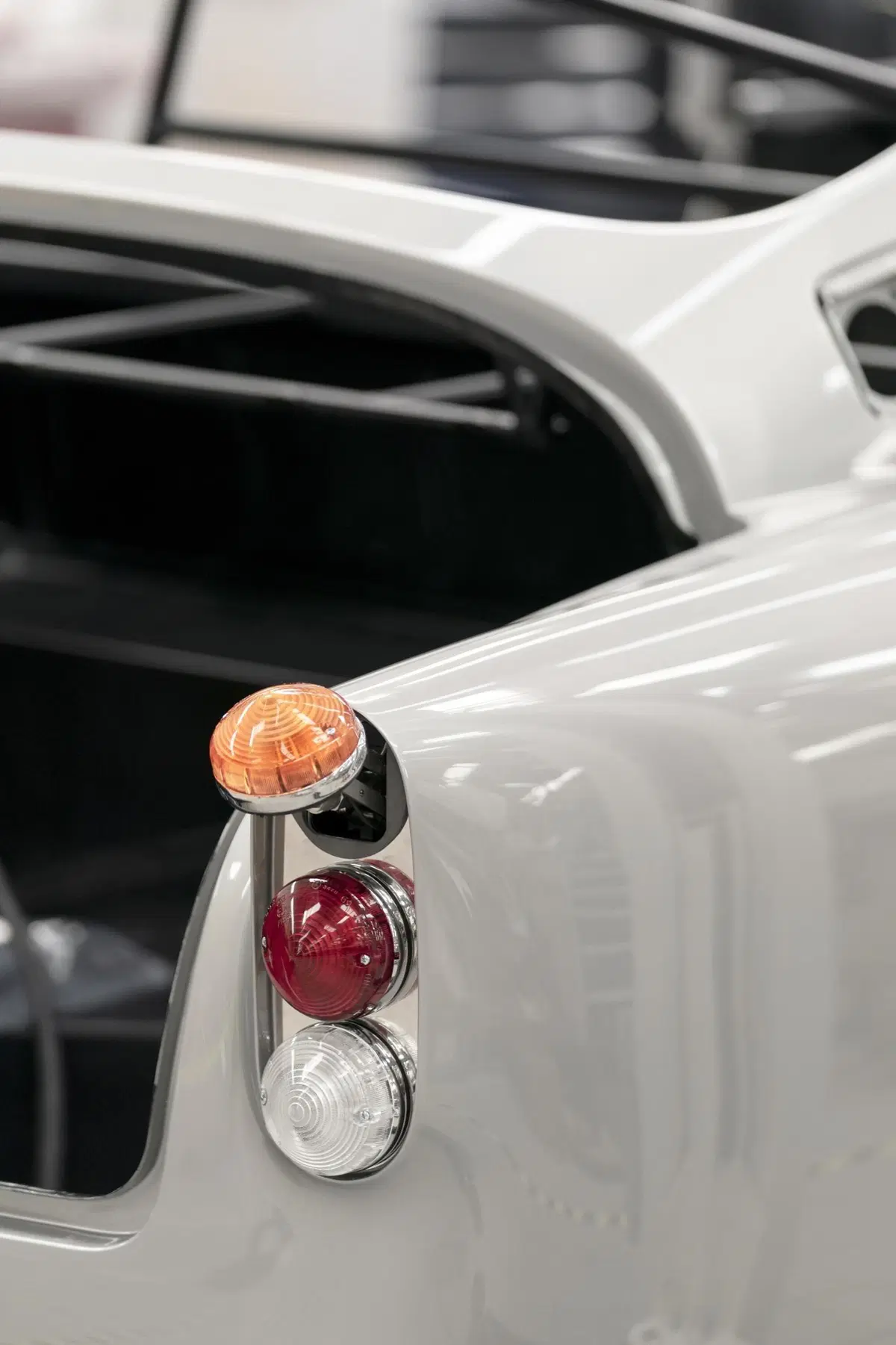 Aston Martin DB5: riparte la produzione e sarà una replica della supercar di 007 (3)