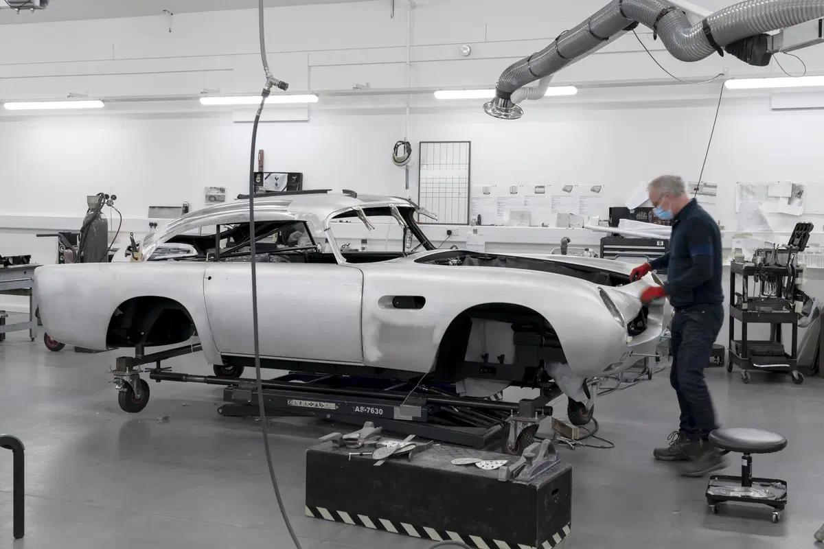Aston Martin DB5: riparte la produzione e sarà una replica della supercar di 007 (2)