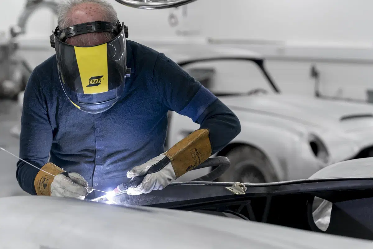 Aston Martin DB5: riparte la produzione e sarà una replica della supercar di 007 (8)