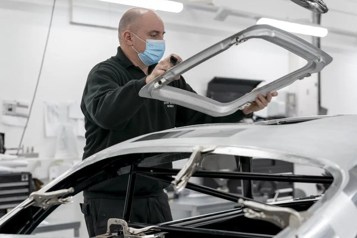 Aston Martin DB5: riparte la produzione e sarà una replica della supercar di 007 (12)