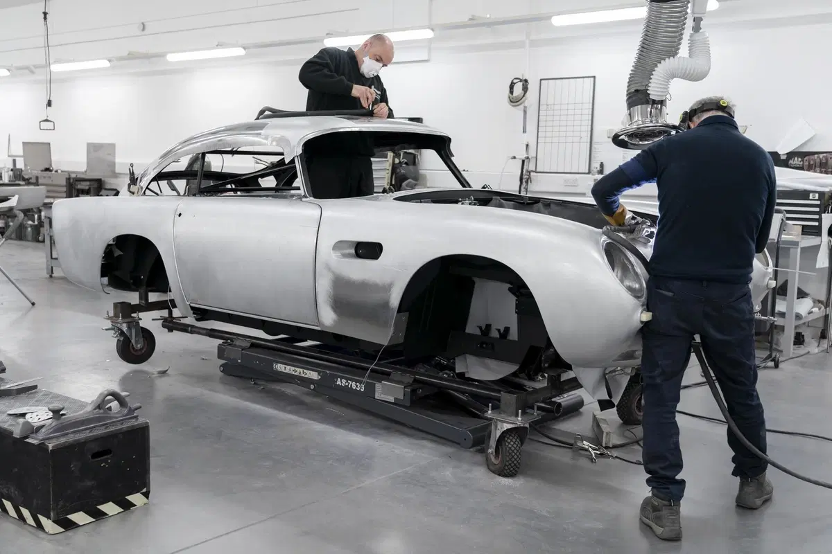 Aston Martin DB5: riparte la produzione e sarà una replica della supercar di 007 (13)