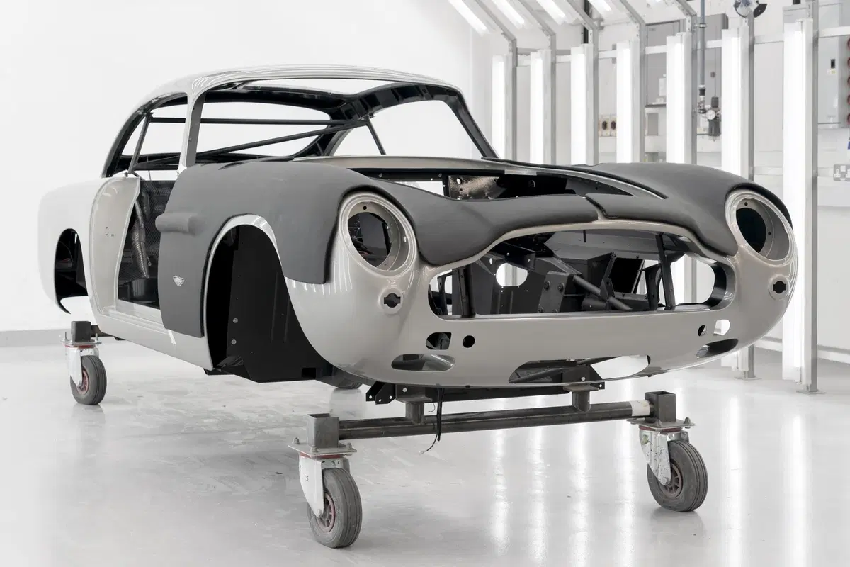 Aston Martin DB5: riparte la produzione e sarà una replica della supercar di 007 (4)