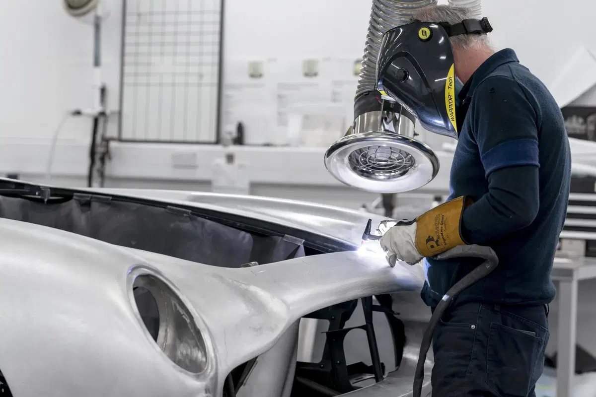 Aston Martin DB5: riparte la produzione e sarà una replica della supercar di 007 (15)